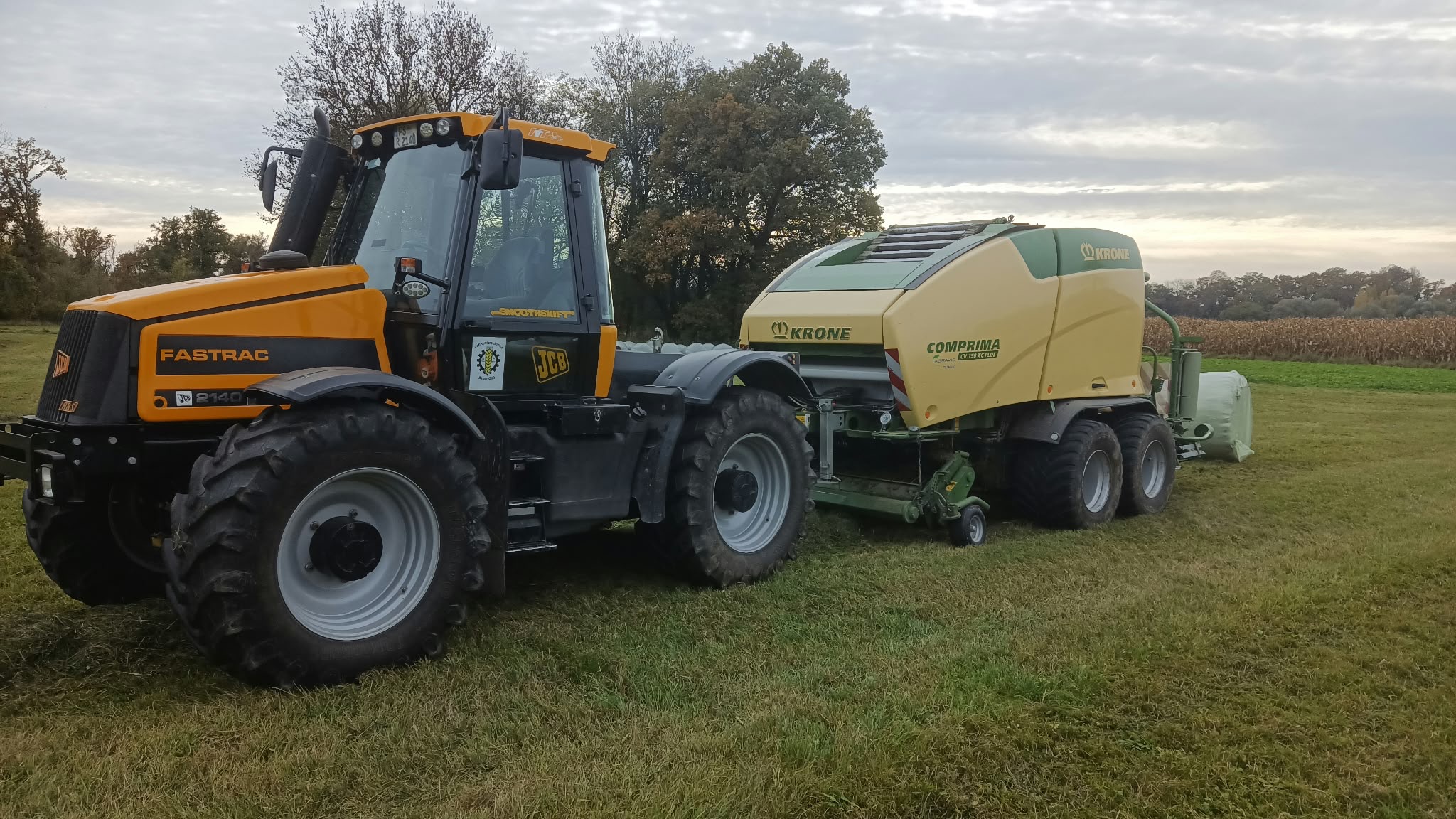 JCB Fastrac mit Krone-Comprima-Rundballenpresse